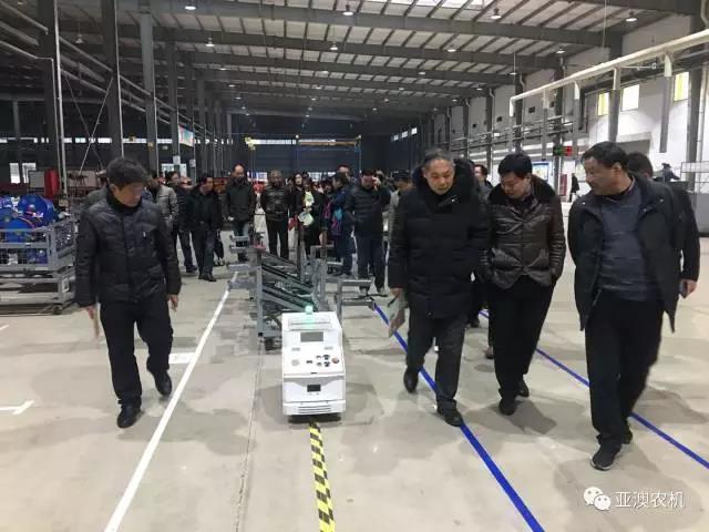  各級(jí)領(lǐng)導(dǎo)觀摩總裝配線的AGV智能搬運(yùn)車(chē)